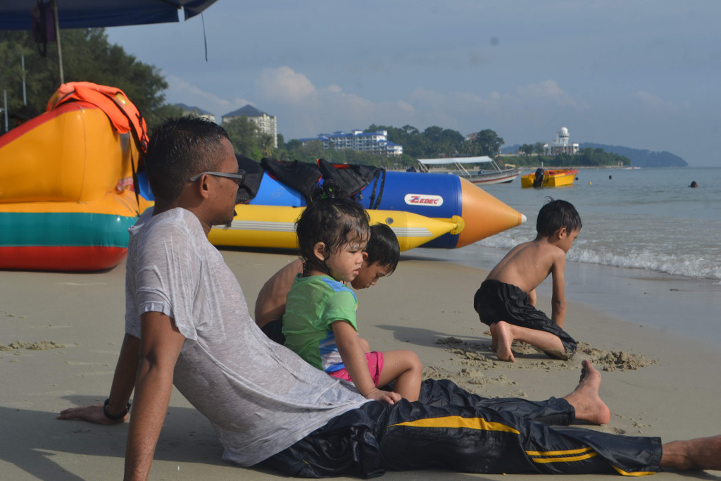 A visit to Pantai Teluk Kemang Port Dickson | Namran Hussin